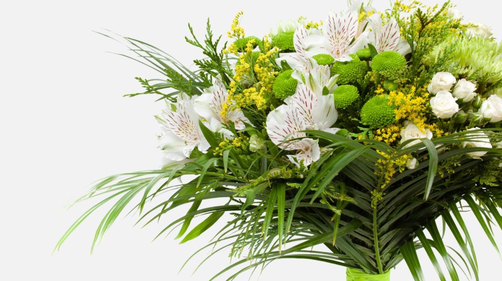 Ramo variado con alstroemerias blancas, crisantemos verdes y solidago para agradecer a un jefe o cliente