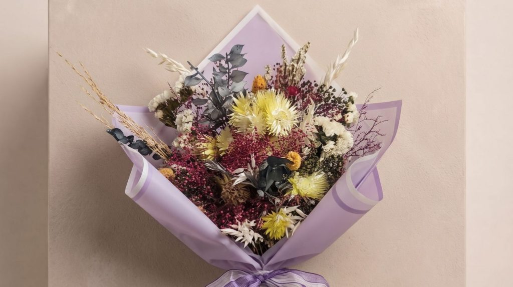 Ramo de flores preservadas amarillo y rosa Ramo de flores preservadas en tonos amarillo, blanco y morado envuelto en papel lila