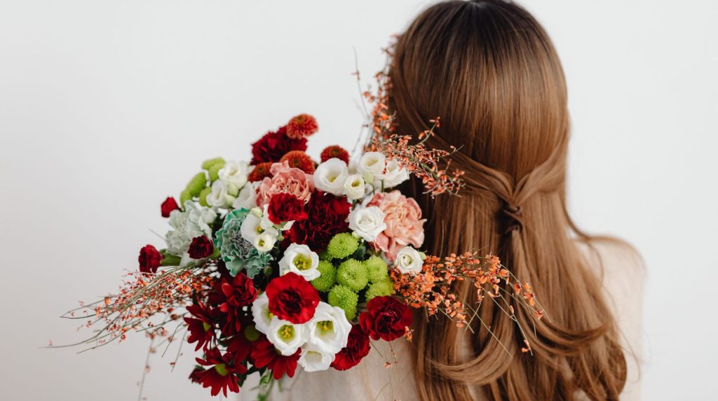 Ramo de flores en casa Mujer con ramo de flores variado en casa