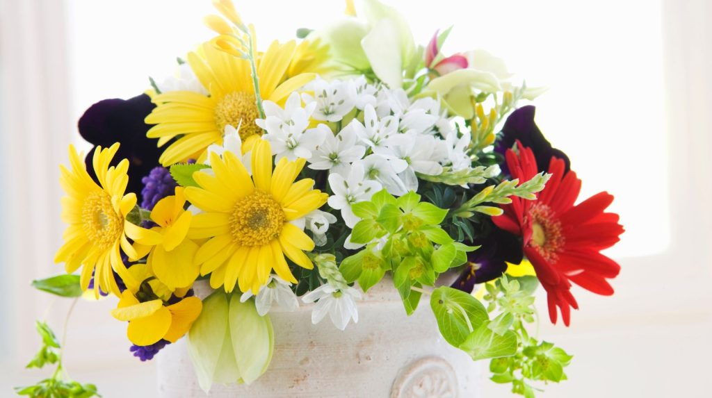 Ramo de flores cuidado Ramo de flores variadas en un jarrón