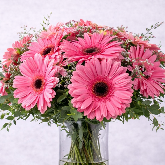 Ramo de gerberas rosas en un jarrón