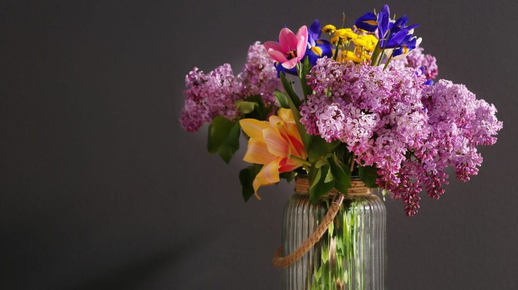 Ramo con diferentes flores en un jarrón