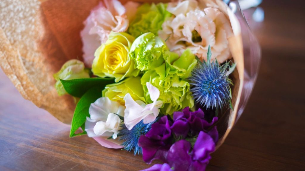 Ramo de flores con rosas, eryngium y otras flores