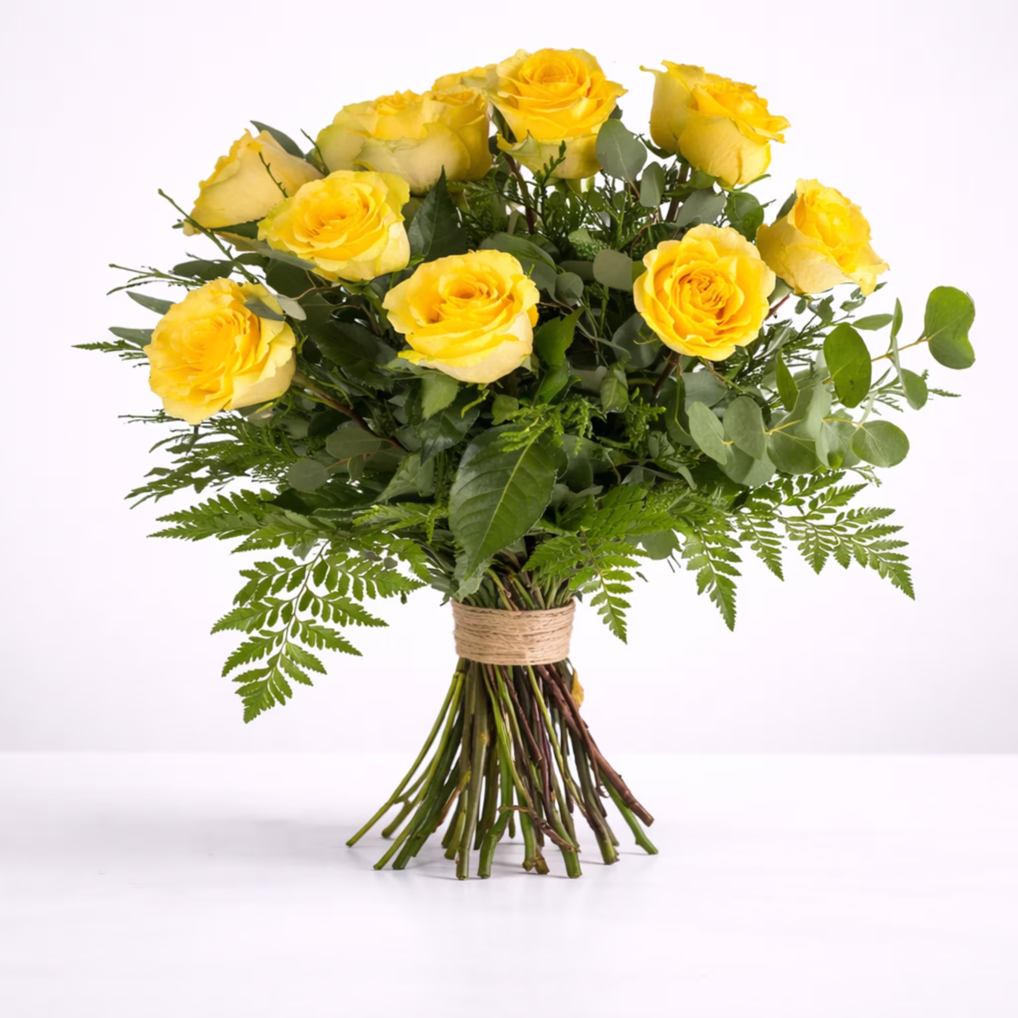 Ramo de rosas amarillas con helecho