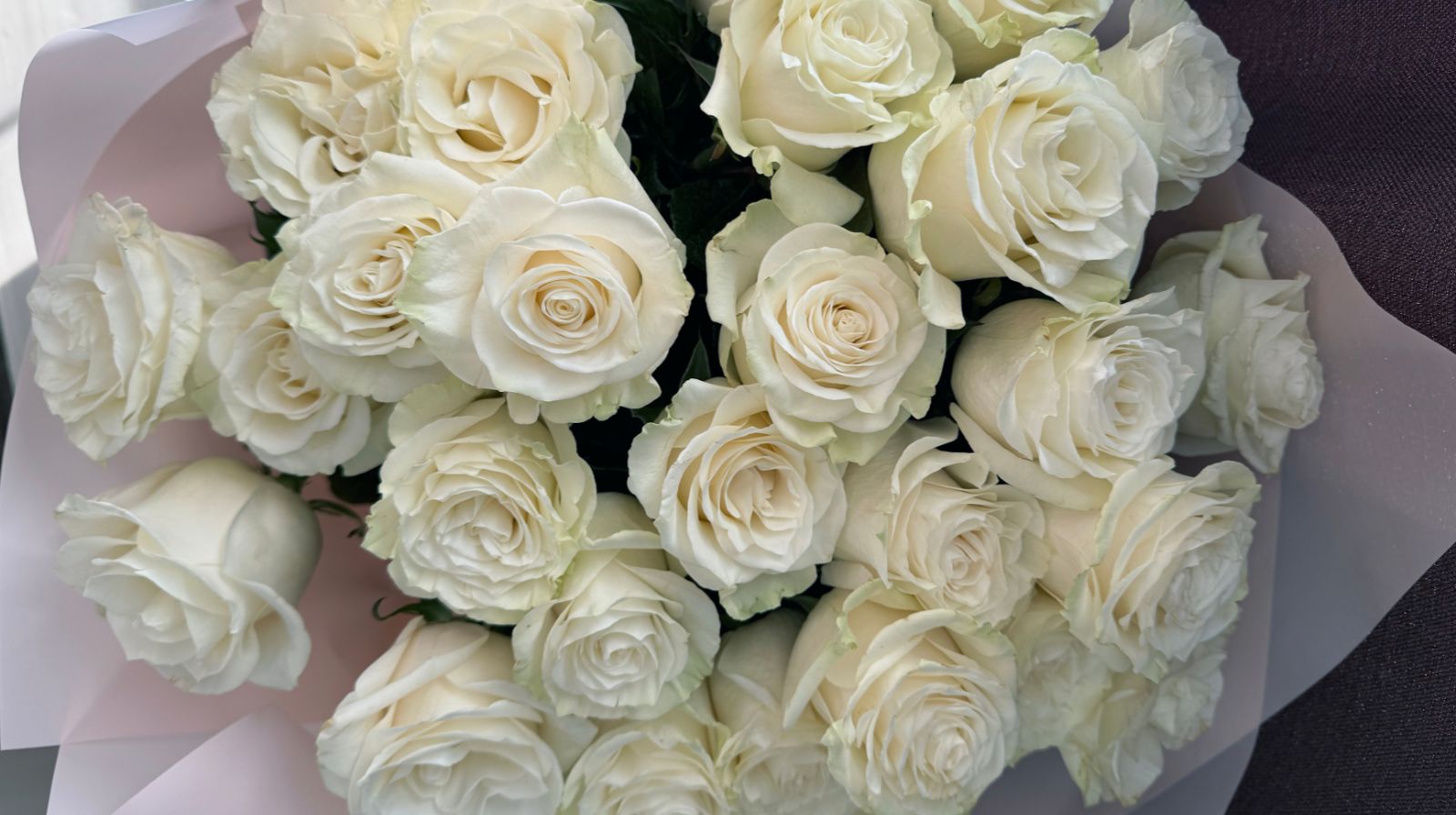 Rosas blancas significado Ramo de rosas blancas — significado pureza y elegancia