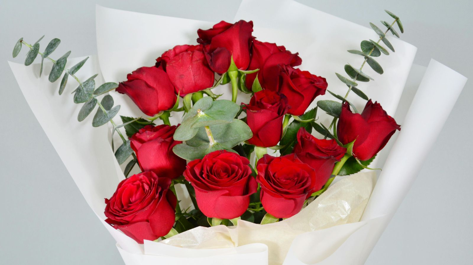 Ramo de rosas rojas para regalar Ramo de rosas rojas con eucalipto — significado amor y pasión