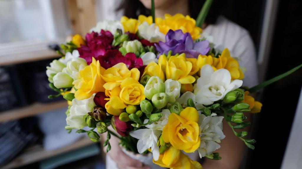 Ramo de fressias en diferentes colores para mamá