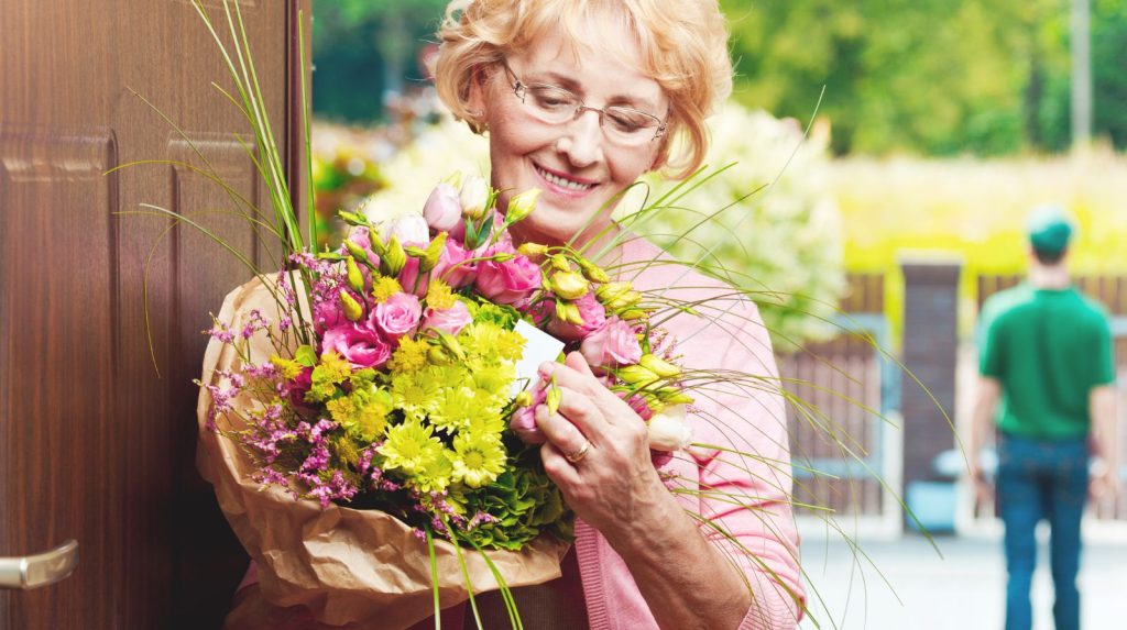 Madre recibiendo flores para celebrar el día de la Madre