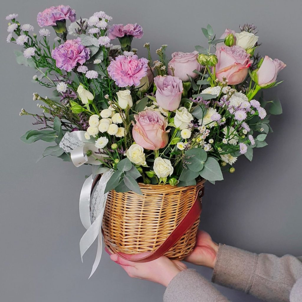 cesta de flores para regalar el día de la madre