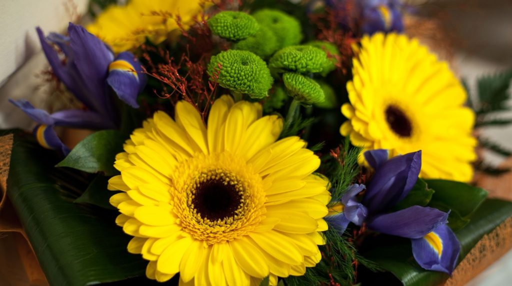 Arreglo floral con gerberas amarillas y crisantemos