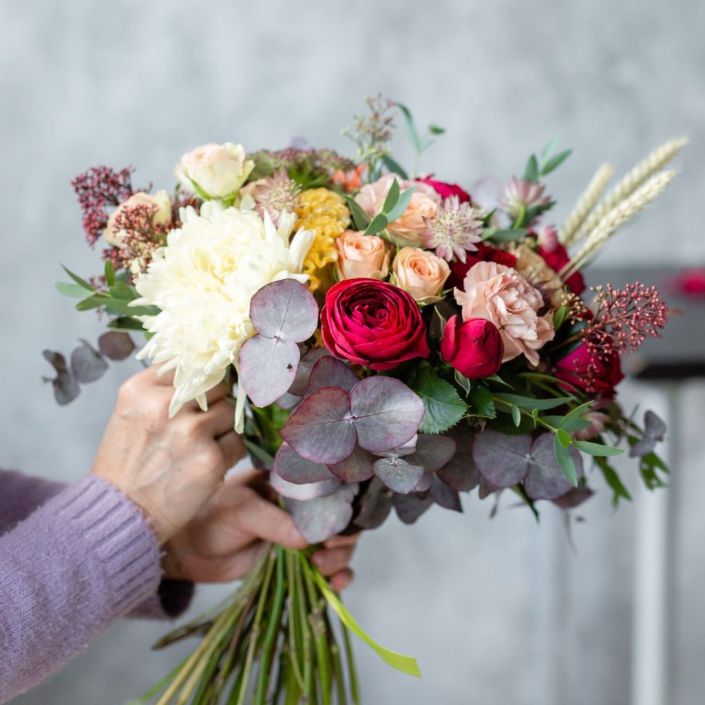 ramo de flores variadas con colores intensos para el día de la madre