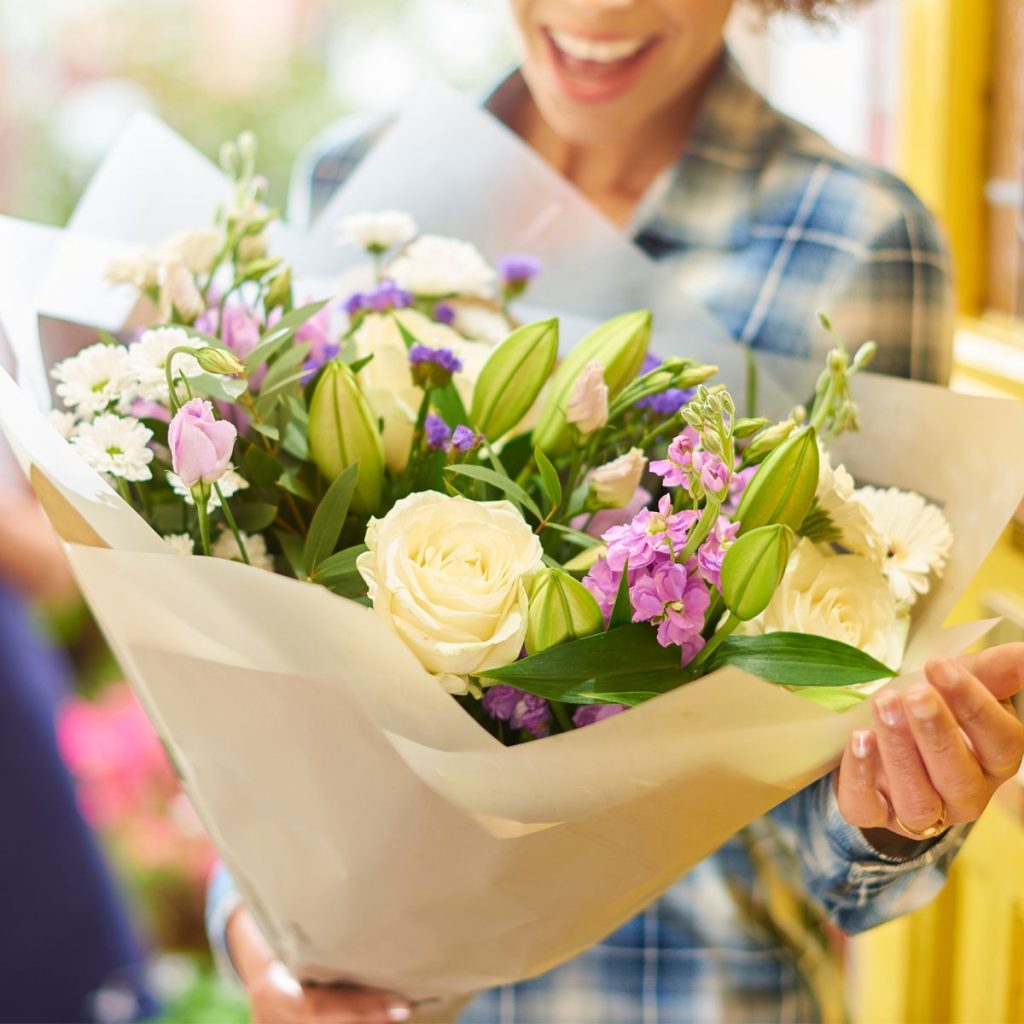 ramo con lirios y rosas para el Día de la Madre