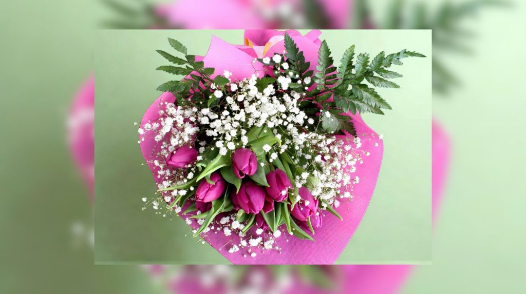 ramo de tulipanes rosas con paniculata y hojas verdes