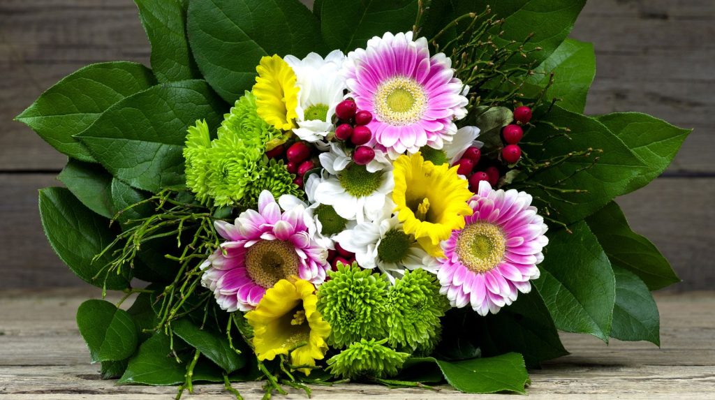 ramo de flores variadas de colores vivos con gerberas y flores mixtas