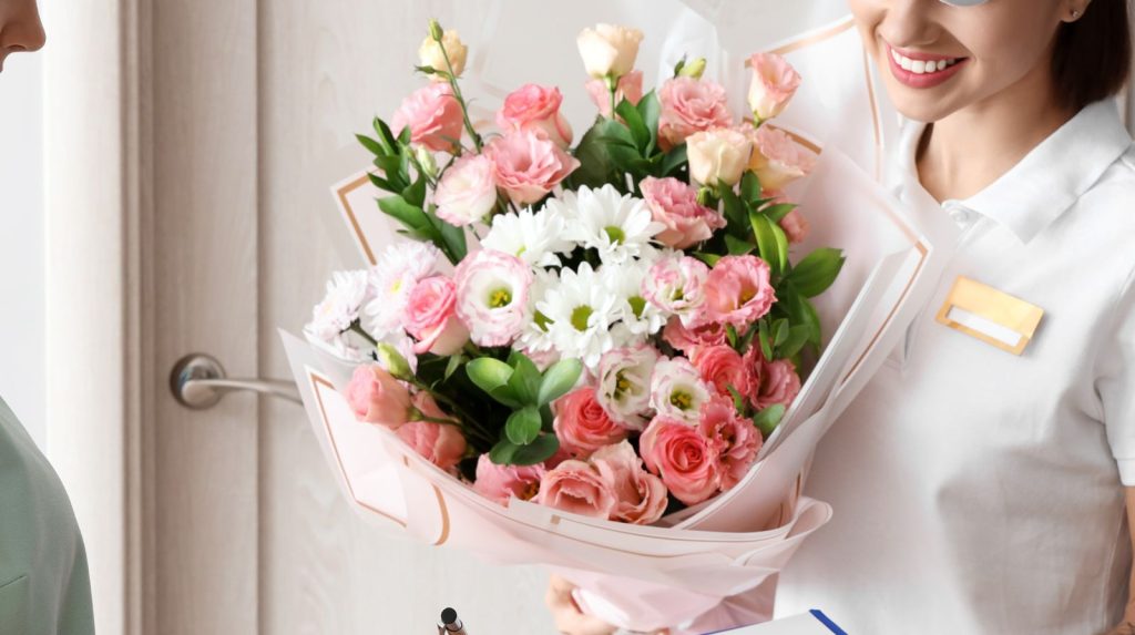 Entrega de un ramo de flores como regalo de cumpleaños