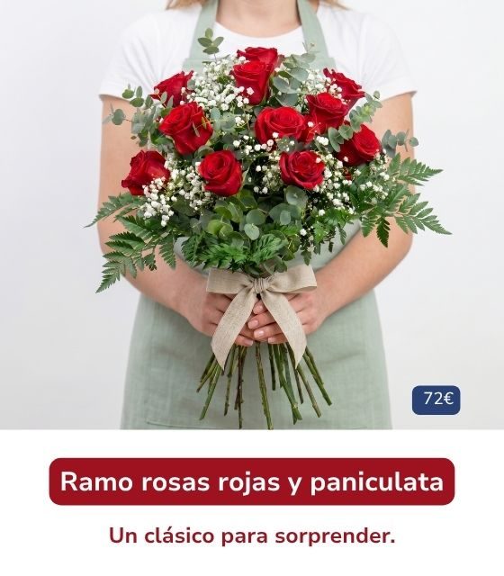 Ramo de rosas rojas con paniculata blanca y hojas verdes, sostenido con ambas manos por un florista