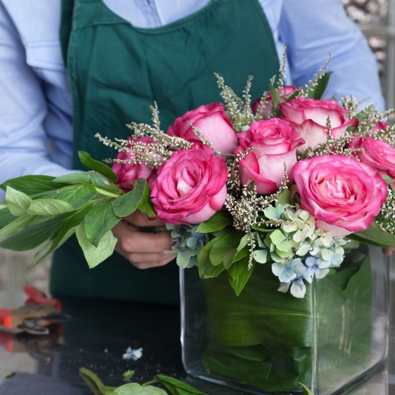 Florista preparando un ramo de rosas para empresa en Madrid