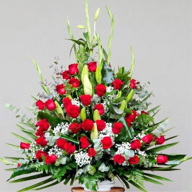 Centro para funeral de rosas rojas y gladiolos. Envíos a Tanatorio del sureste en Rivas.
