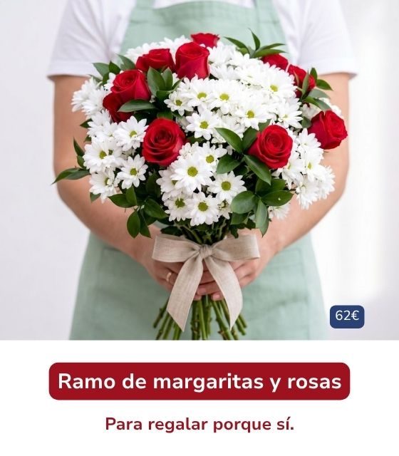 Ramo de margaritas blancas con rosas rojas y hojas verdes, sostenido con ambas manos por un florista