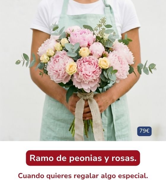 Ramo de peonías rosadas y rosas claras con hojas verdes, sostenido con ambas manos por una persona.