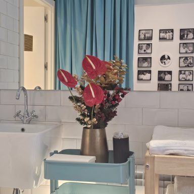 Arreglo floral navideño con flor de anthurium para baños de restaurante en Madrid