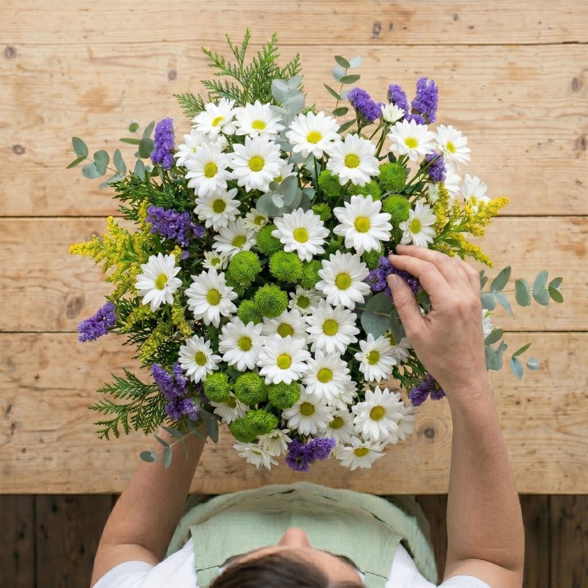 Ramos de flores Ramo de flores con margaritas, crisantemos, statice y verdes variados para regalar en un cumpleaños.