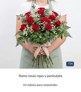 Ramo de rosas rojas con paniculata blanca y hojas verdes, sostenido con ambas manos por un florista