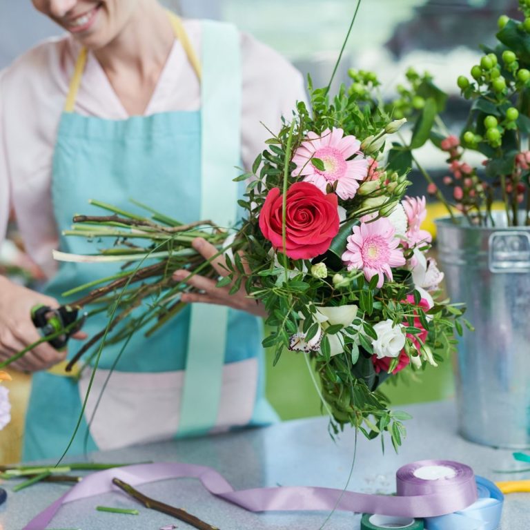 Florista trabajando con un ramo de flores.