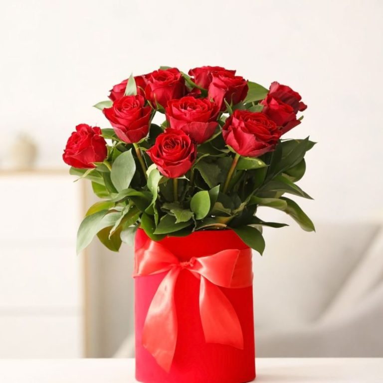 Caja con rosas rojas encima de una mesa con envío a Rivas-Vaciamadrid