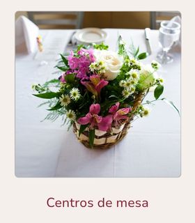 Con flores o plantas Centro de mesa para un restaurante en Madrid con flores variadas en color rosa y blanco.