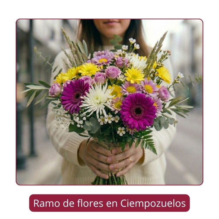 Mujer sosteniendo un ramo de flores variado. En colores rosa, amarillo y blanco. Entregamos en Ciempozuelos