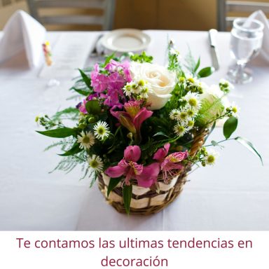 Centros de mesa para eventos Centro de mesa con flores variadas para un evento.