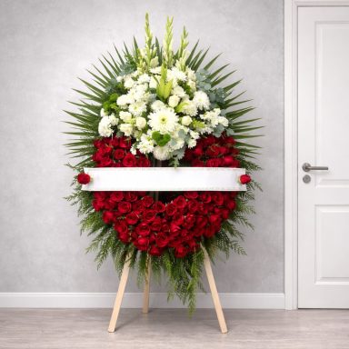 Corona para funeral Corona para funeral con rosas rojas y cabecero con flores blancas