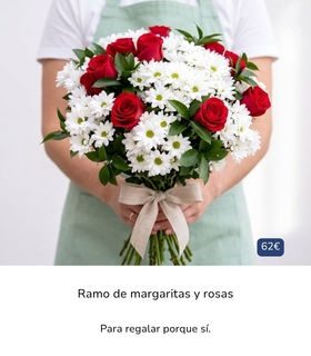 Ramo de margaritas blancas con rosas rojas y hojas verdes, sostenido con ambas manos por un florista