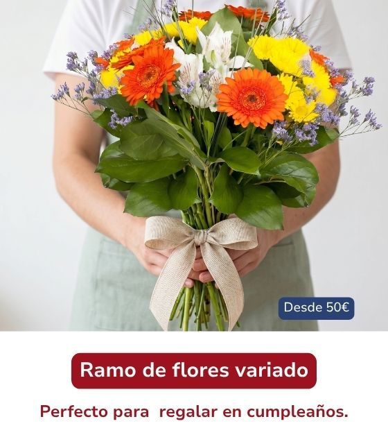 Ramo de flores variadas con alstroemeria, margaritas, statice y flores mixtas, sostenido con ambas manos por un florista