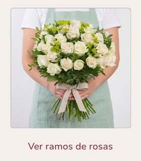 Ramo de rosas blancas con hojas verdes sostenido con ambas manos por una persona.