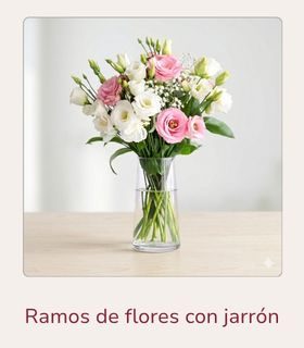 Ramo de lisianthus y paniculata en colores blanco y rosa, colocado en un jarrón encima de una mesa clara.