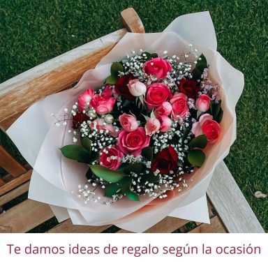 Te ayudamos a escoger Ramo de rosas bicolores con paniculata para regalar el Día de la Madre