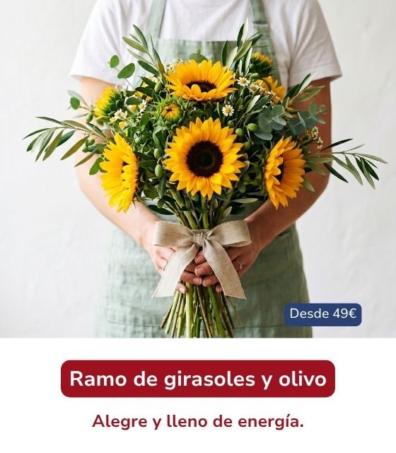 Ramo de girasoles amarillos con hojas verdes y ramas de olivo, sostenido con ambas manos por un florista