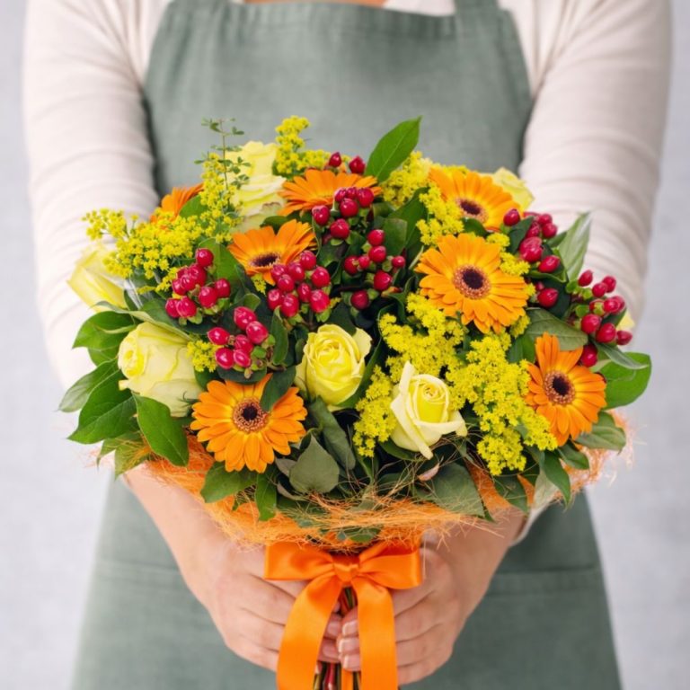 Ramo de flores variado en tonos naranja y amarillo