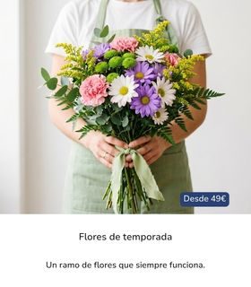 Ramo de flores variadas con margaritas blancas, flores moradas y rosadas, sostenido con ambas manos por una persona