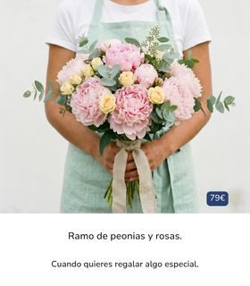 Ramo de peonías rosadas y rosas claras con hojas verdes, sostenido con ambas manos por una persona.