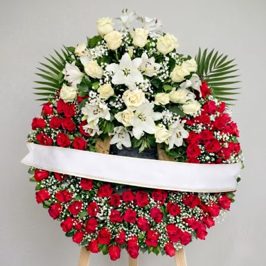 Corona de rosas rojas con cabecero blanco de flores blancas para funeral. Envío a Rivas Vacia-Madrid